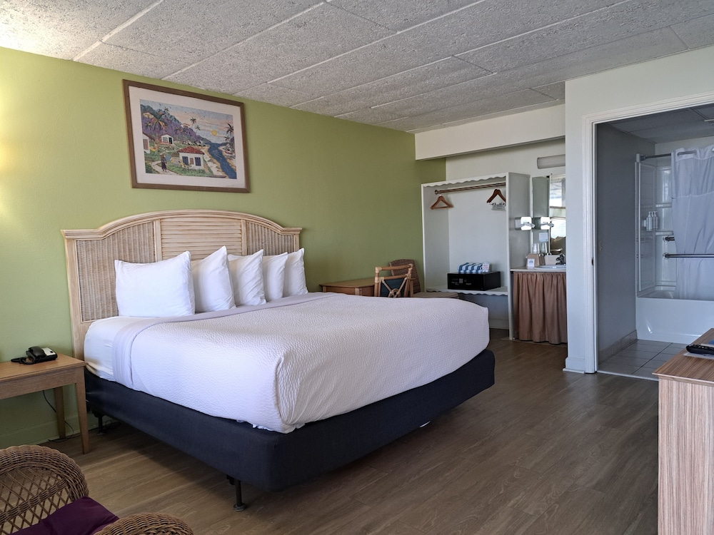Room, King Bed, Side Ocean View، Days Inn & Suites By Wyndham Jekyll Island 3/7