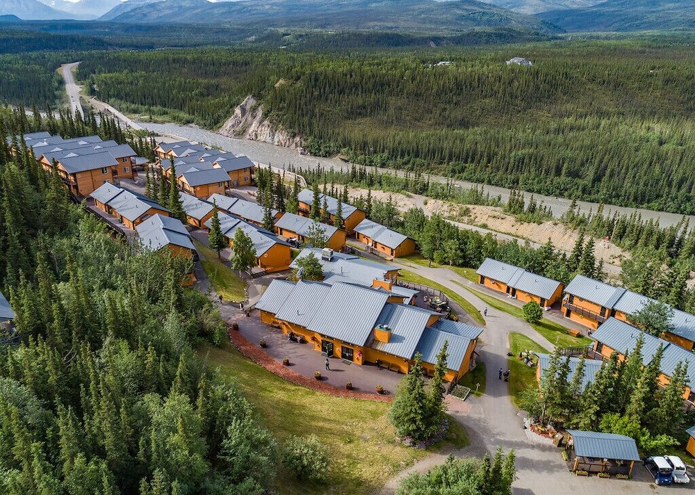 Denali Bluffs Hotel 62/68