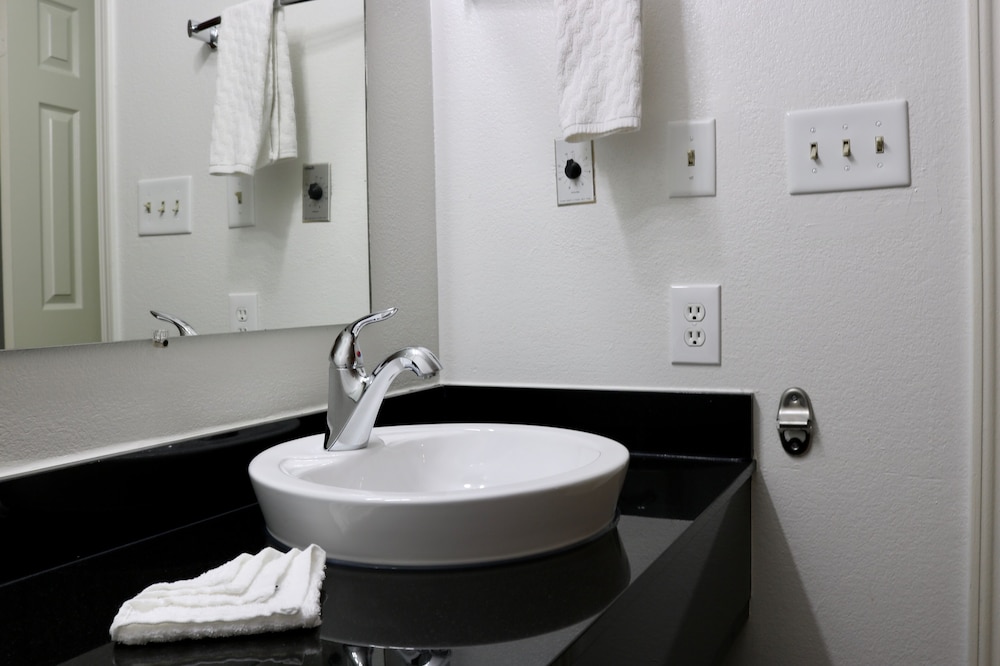 Heritage Inn & Suites 14/31