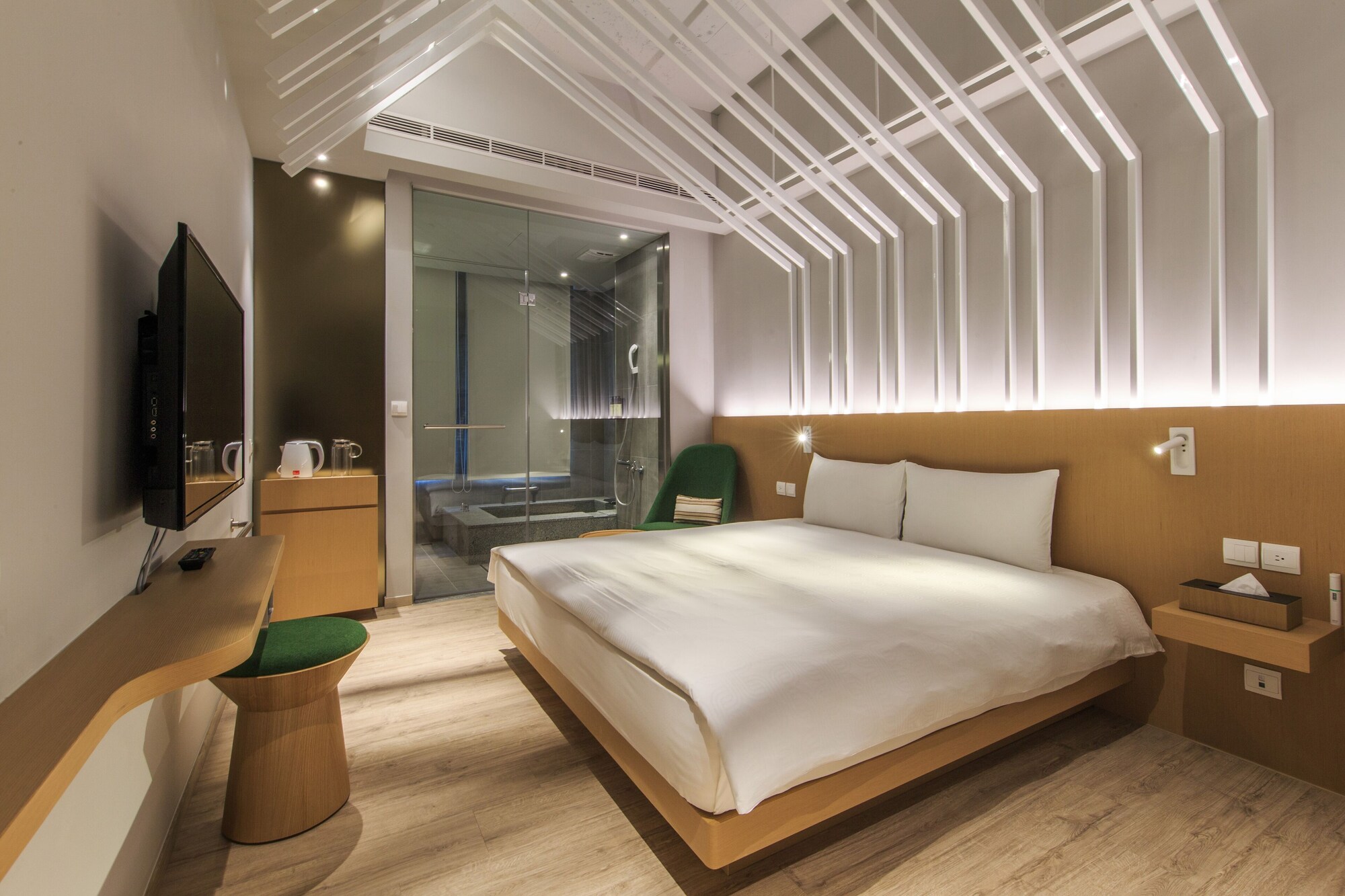 SUPERIOR, QUEEN BED