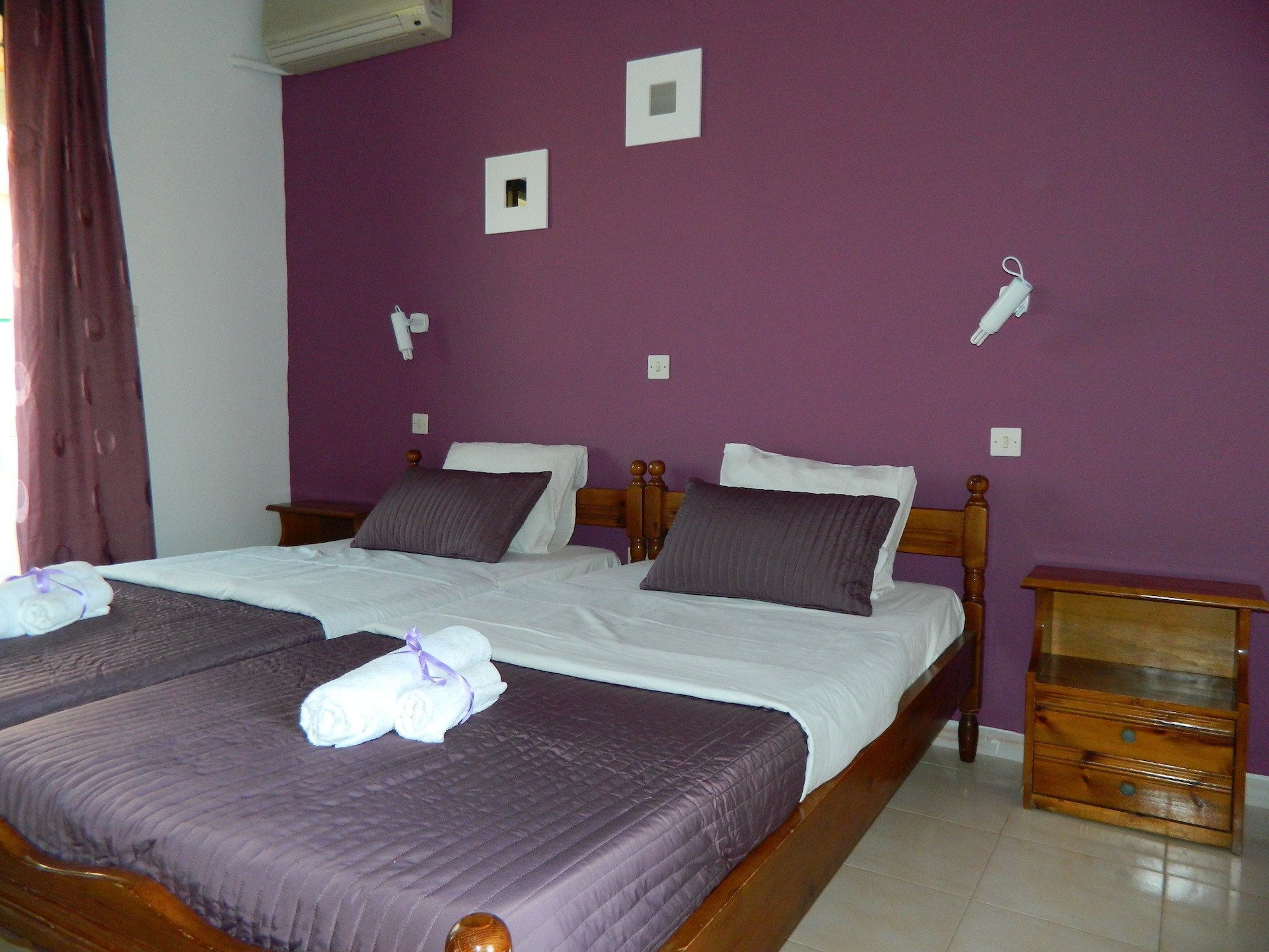 ROOM, DOUBLE OR TWIN BED