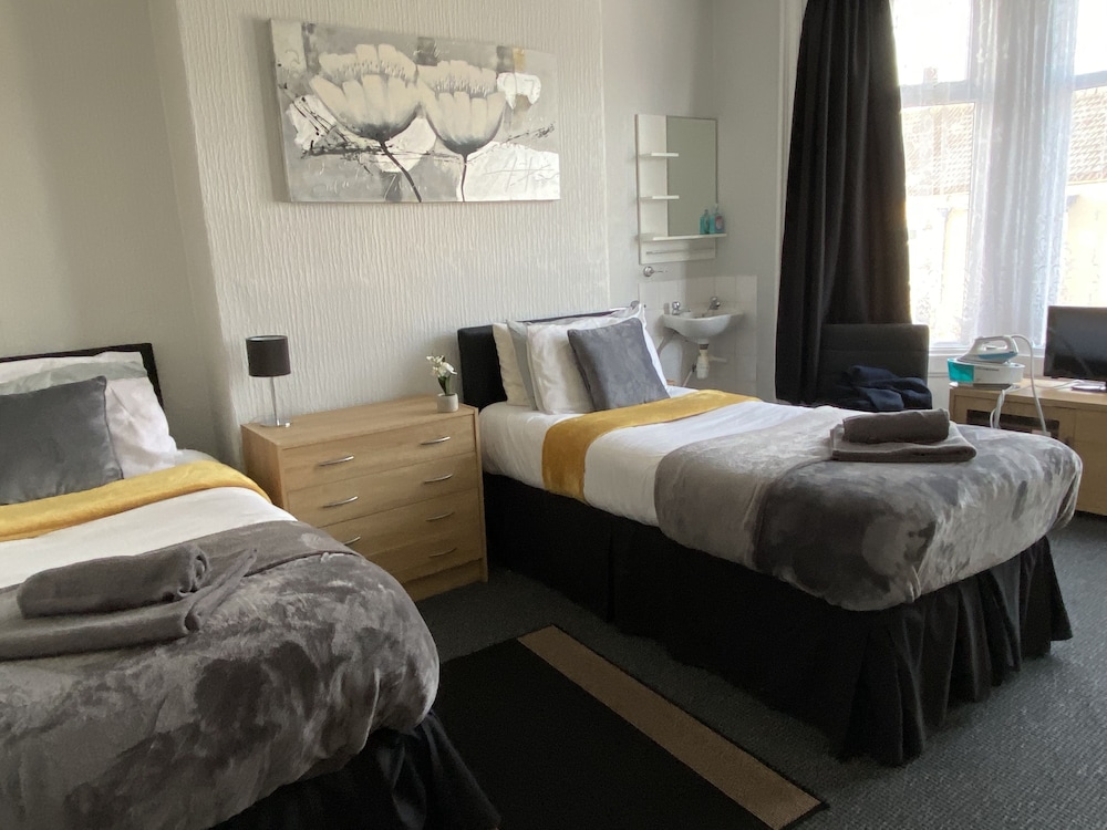 Room at OYO Tudor Lodge - Redcar Beach, REDCAR AND CLEVELAND