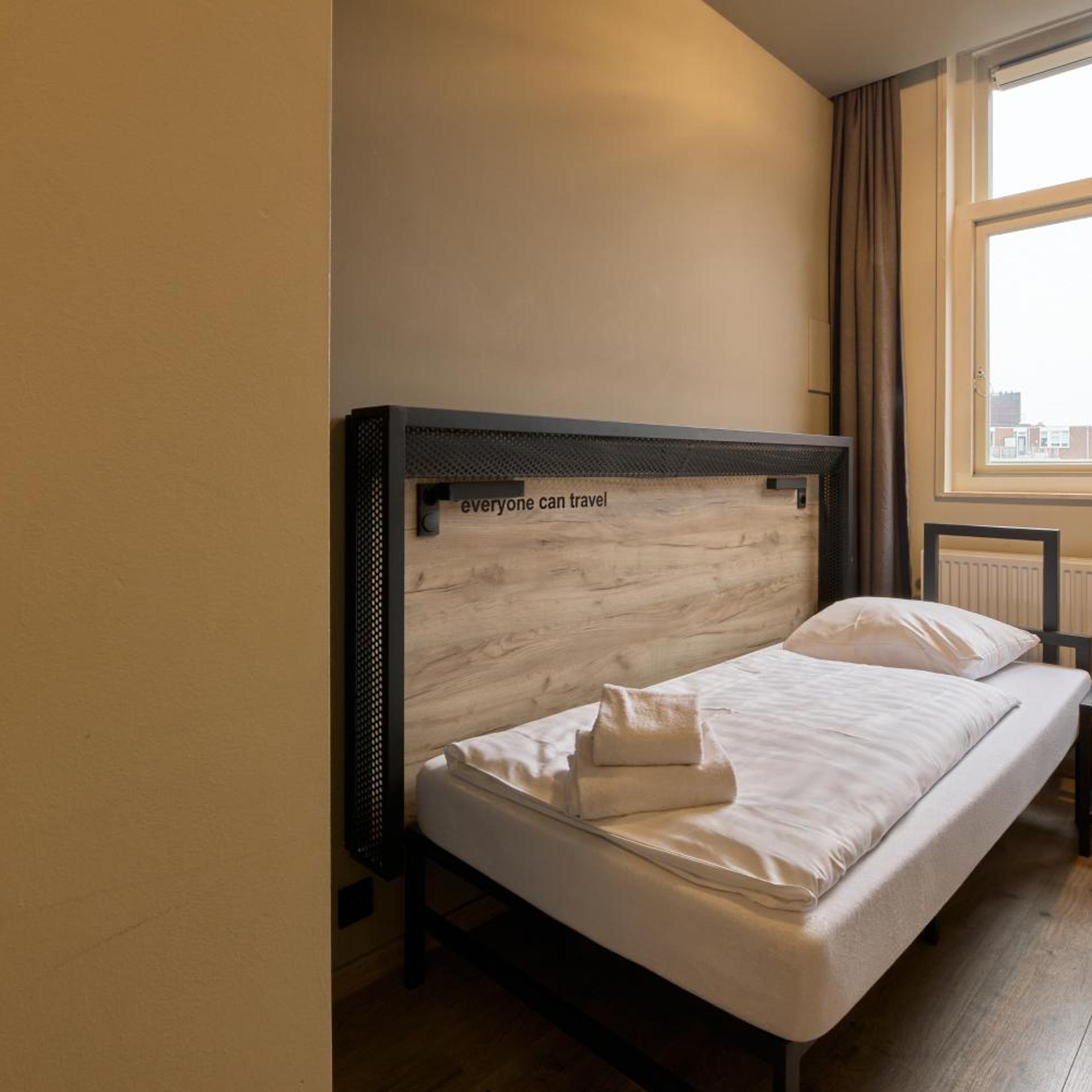 ROOM, SINGLE