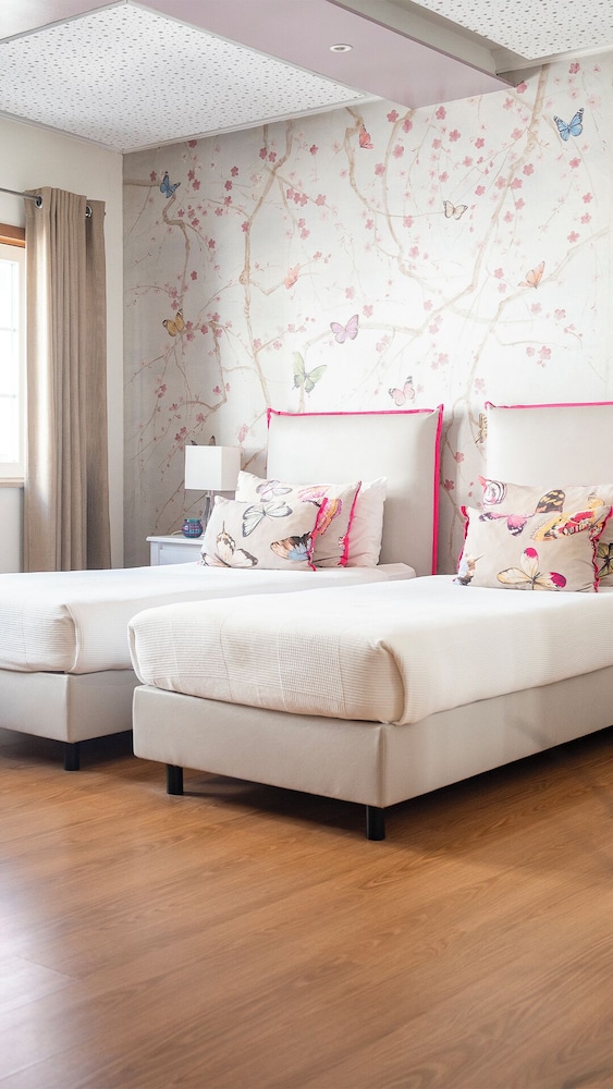 ROOM, DOUBLE OR TWIN BED