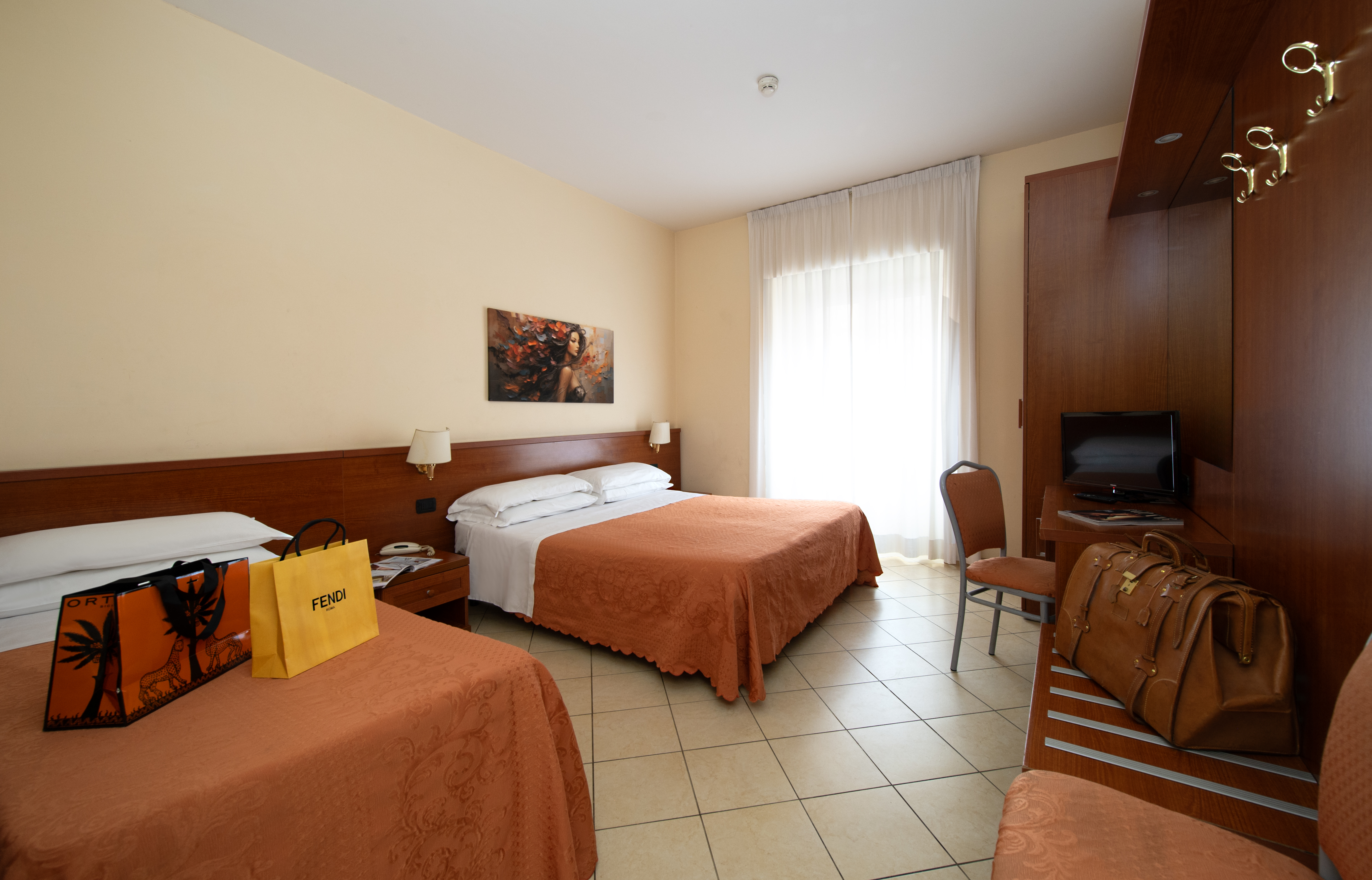 ROOM, DOUBLE OR TWIN BED