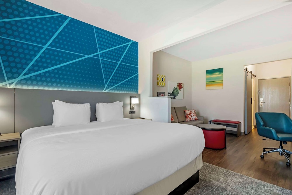 SUITE, KING BED, SOFA