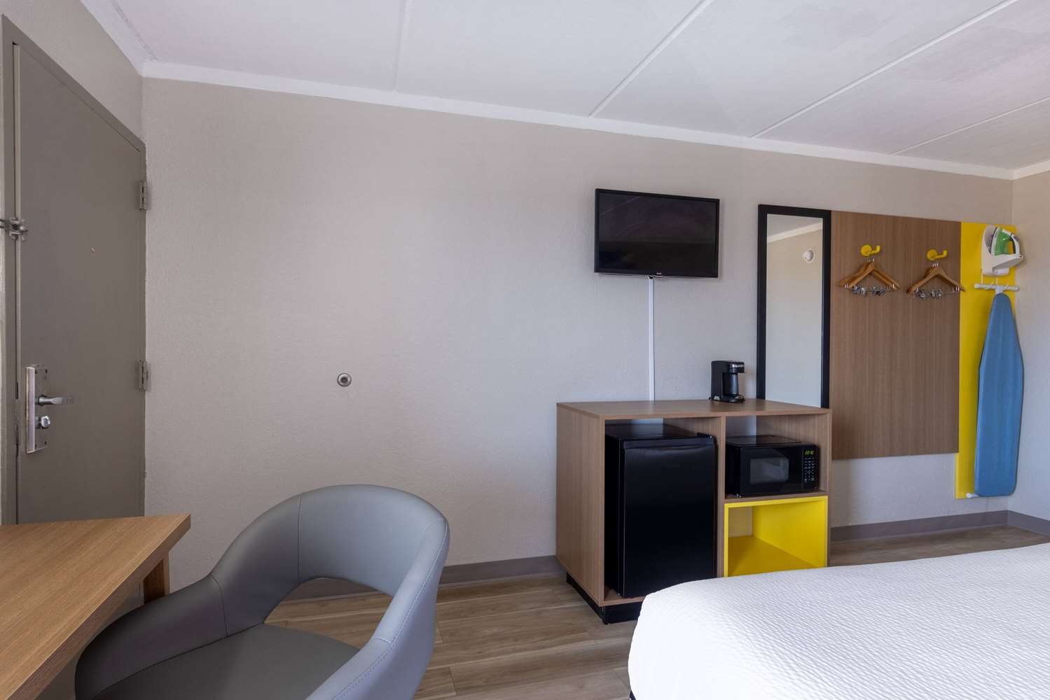 Days Inn & Suites by Wyndham Fort Bragg/Cross Creek Mall 22/41