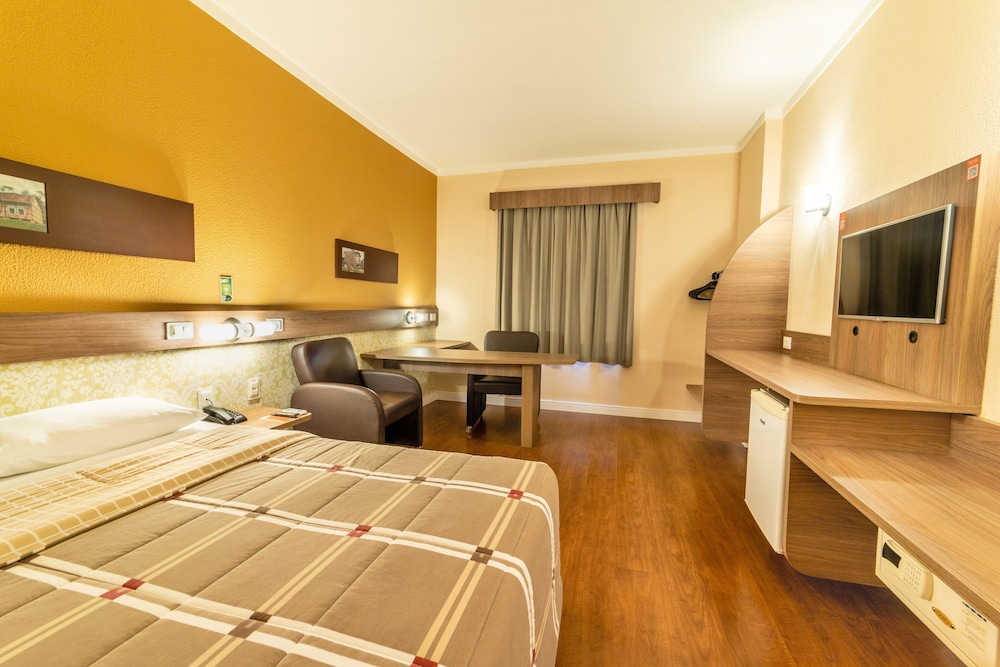 HOTEL 10 ITAJAI 24/66