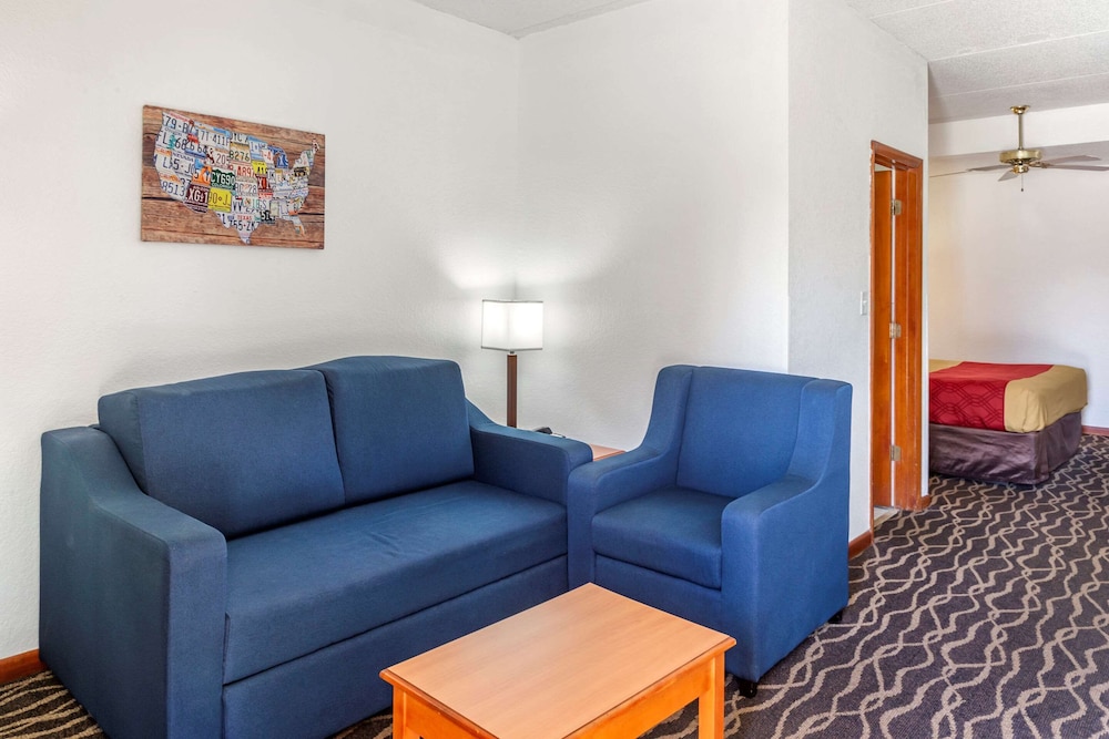 Econo Lodge Inn & Suites Albany North 32/41