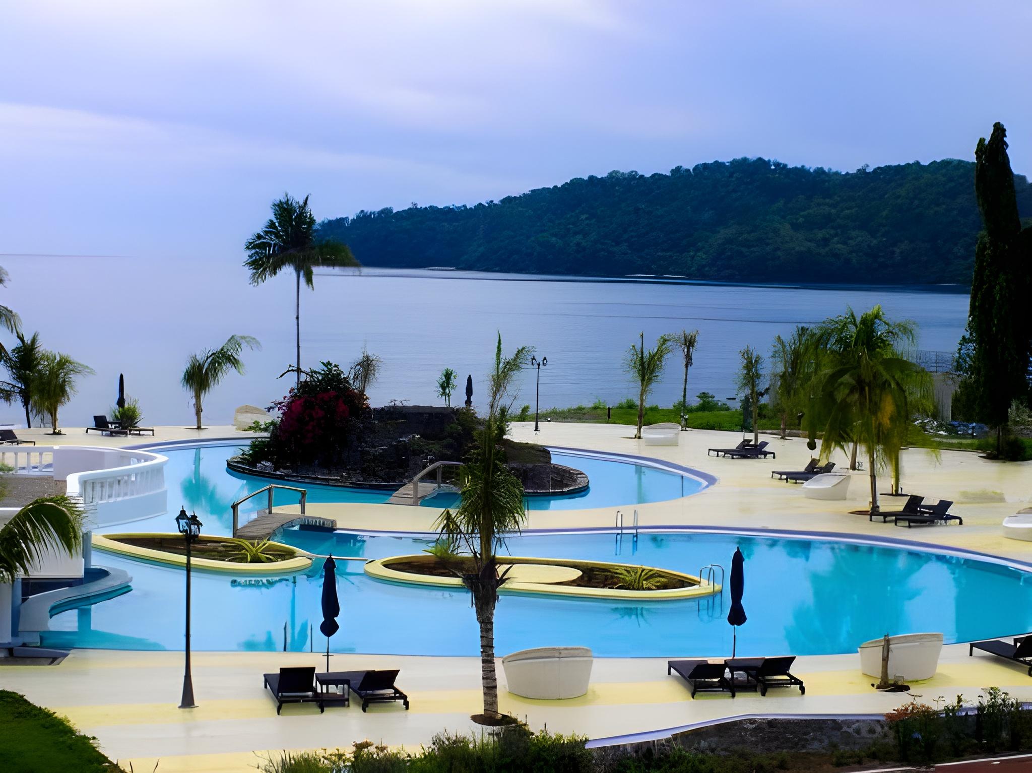 Paradise Hotel Golf and Resort 47/49