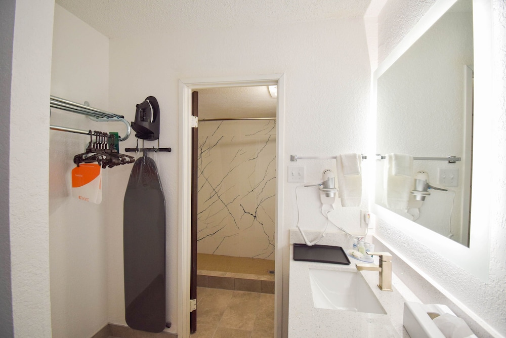 Efficiency, Basic, 2 Queen Beds، Quality Inn and Suites Sulphur Springs TX 4/4