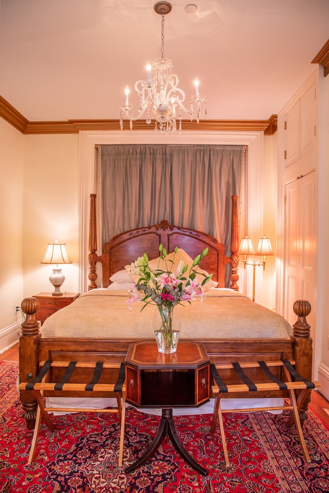 Justine Inn Savannah 55/62