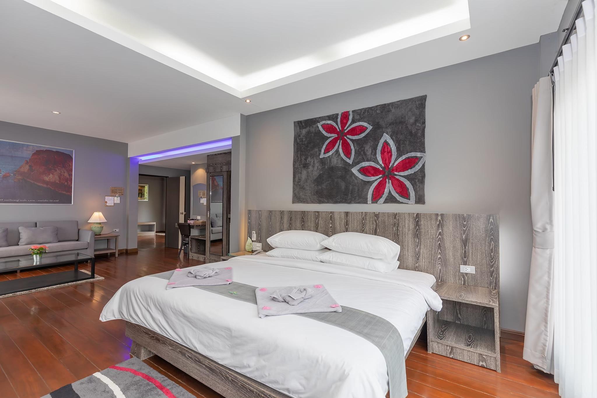 Suite, King and Twin Beds, Lake Side