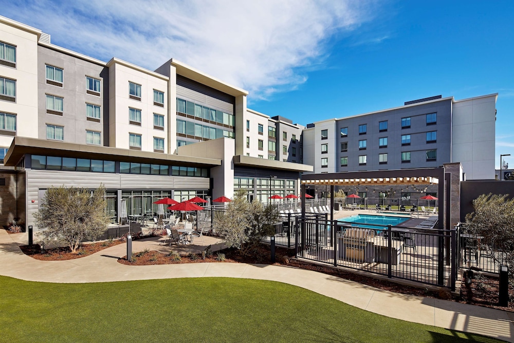 Hampton Inn Long Beach Airport 7/67