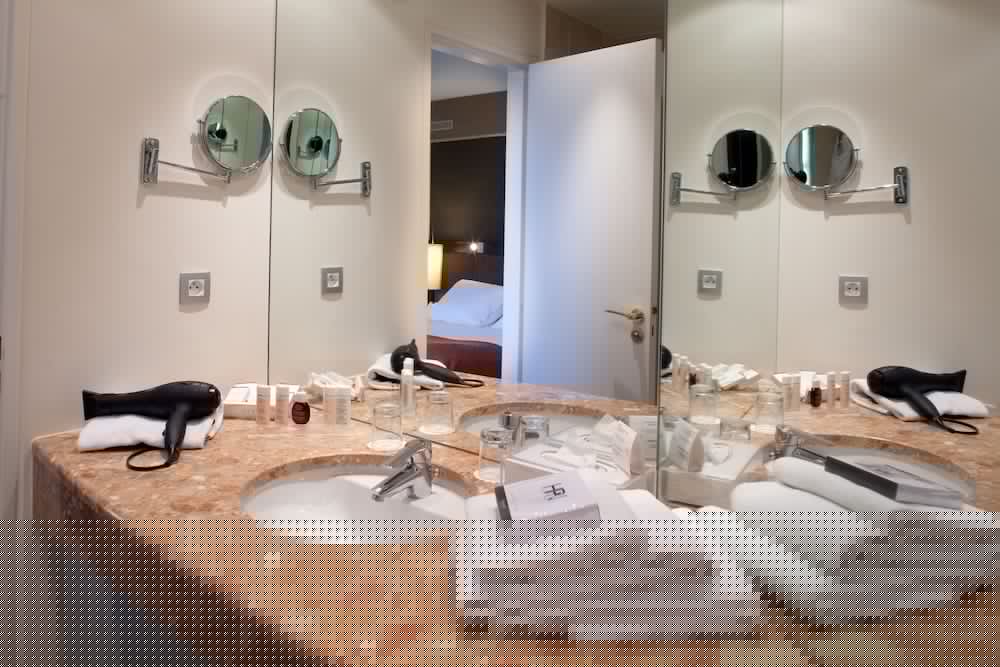 Paris Neuilly Hotel 49/64