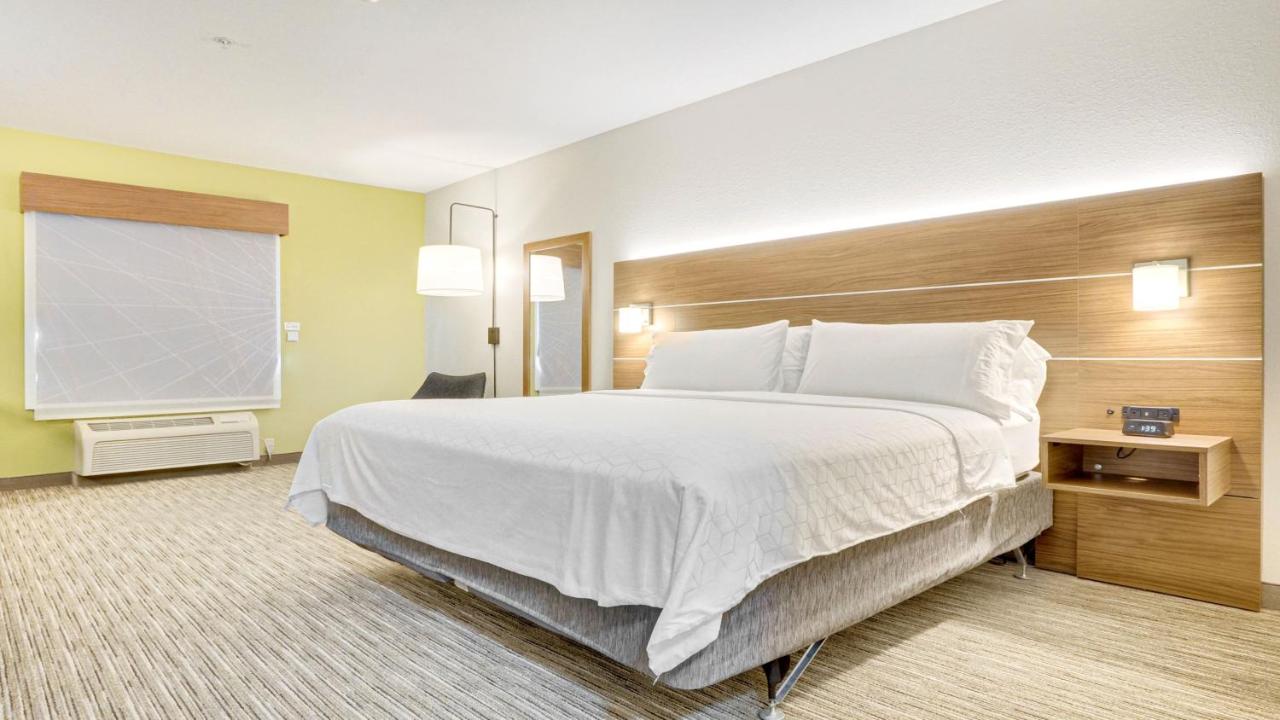 Suite, King Bed, Accessible