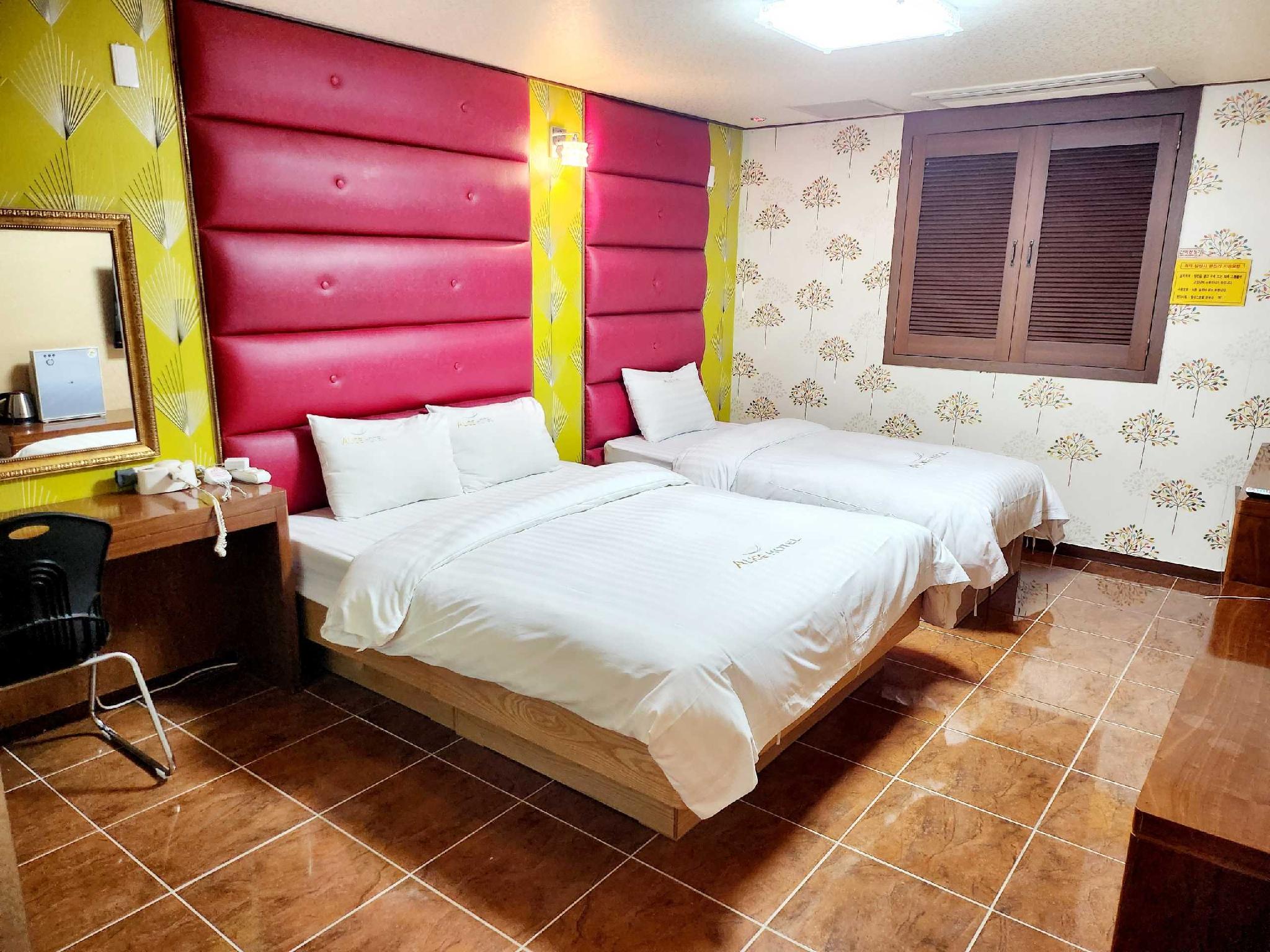 DELUXE, 1 QUEEN AND 1 SINGLE BED