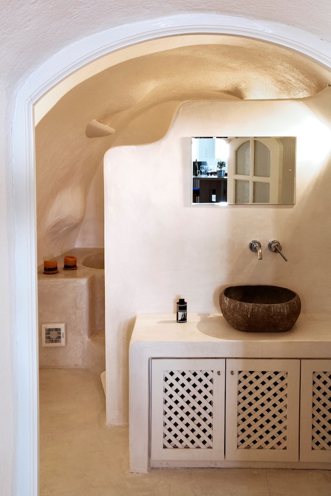 Menias Cave House 4/21