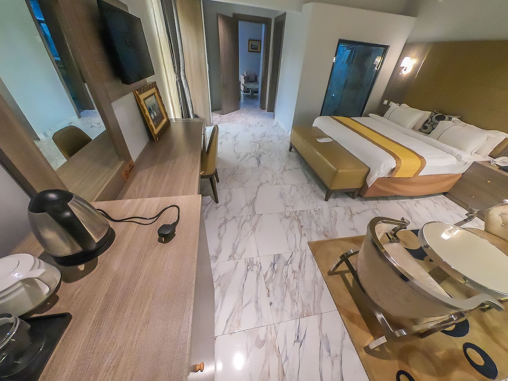 Maxbe Continental Hotel 32/33