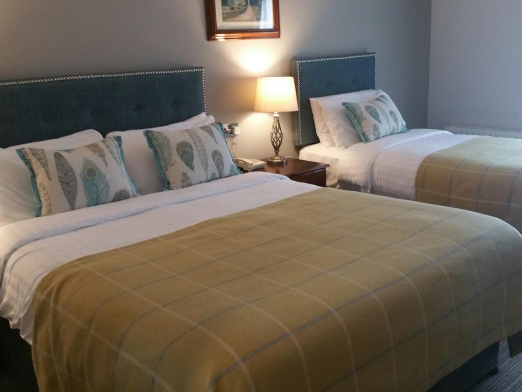ROOM, 1 DOUBLE AND 1 SINGLE BED