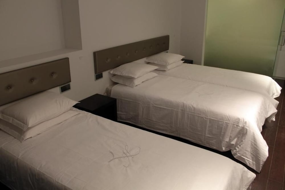 Lazza Hotel 9/45