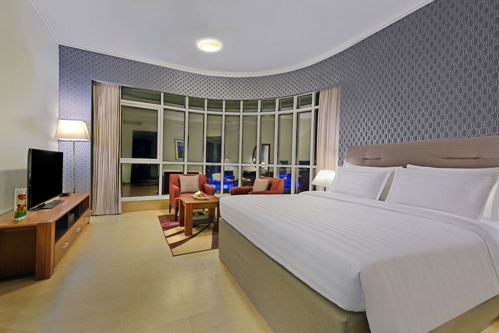 THE CURVE HOTEL 11/74