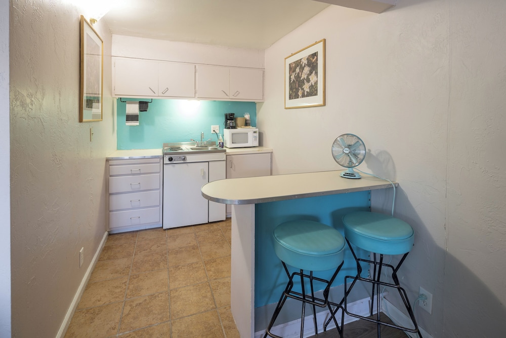 Apache Motel 36/48