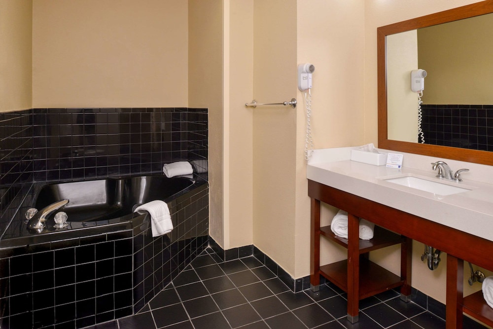 Holiday Inn Express And Suites Joplin Southeast by IHG 23/58
