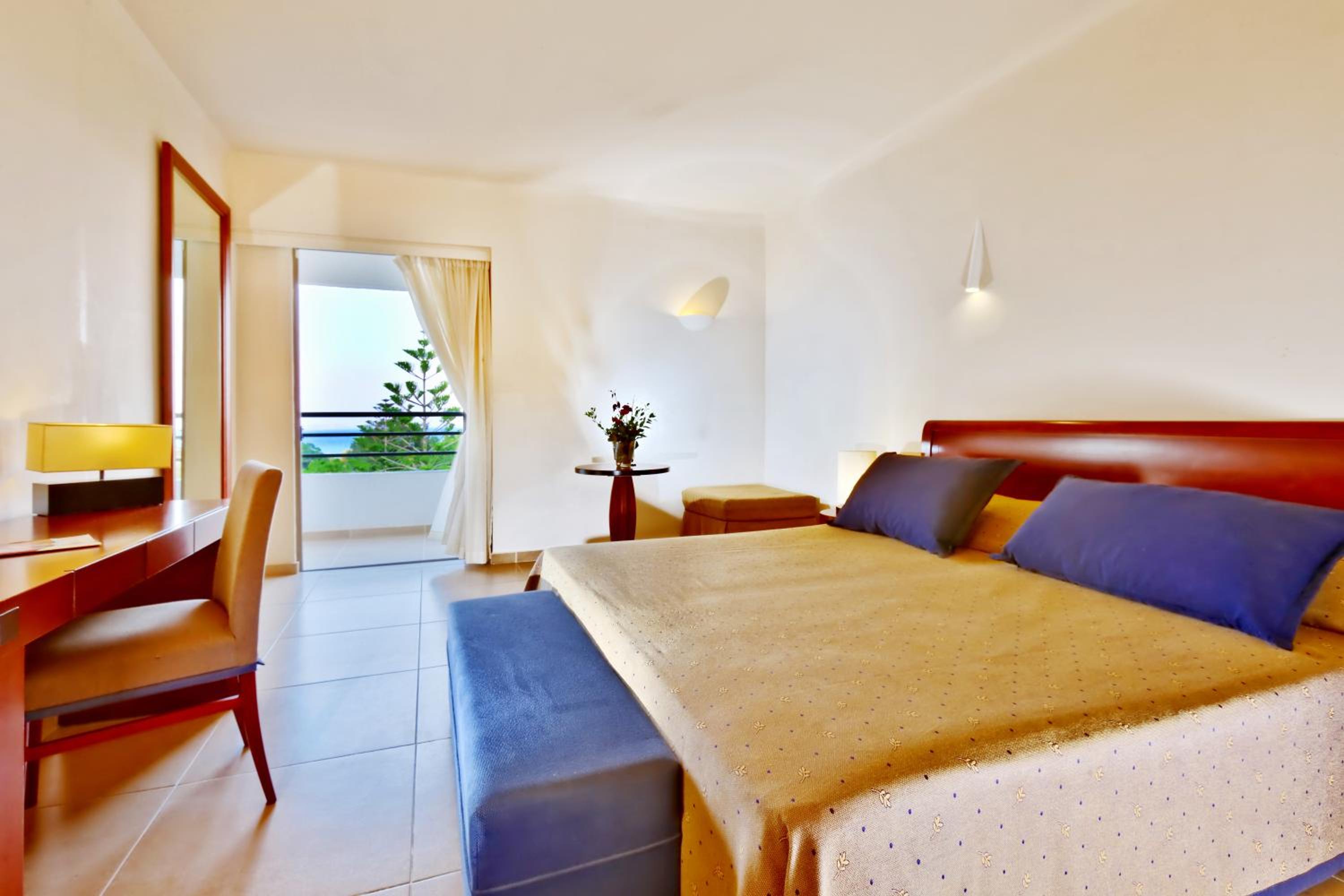 Room, Double or Twin Bed, Lateral Side Sea View