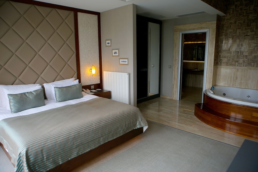 SUITE, KING BED
