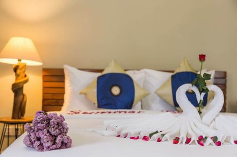 Summer Bliss Boutique & Spa 8/17
