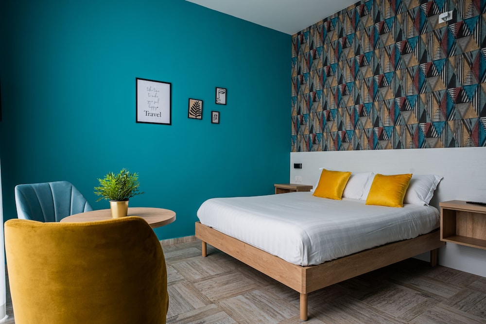 EXCLUSIVE, QUEEN BED