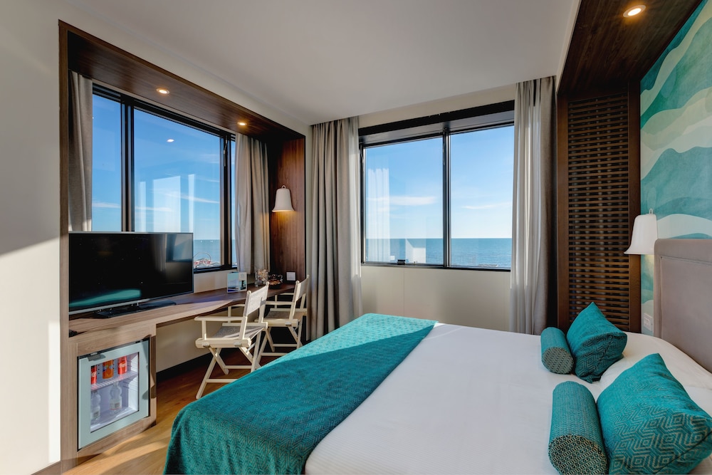 EXECUTIVE, DOUBLE OR TWIN BED, SEA VIEW