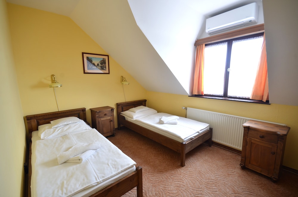 Revesz Hotel 7/42