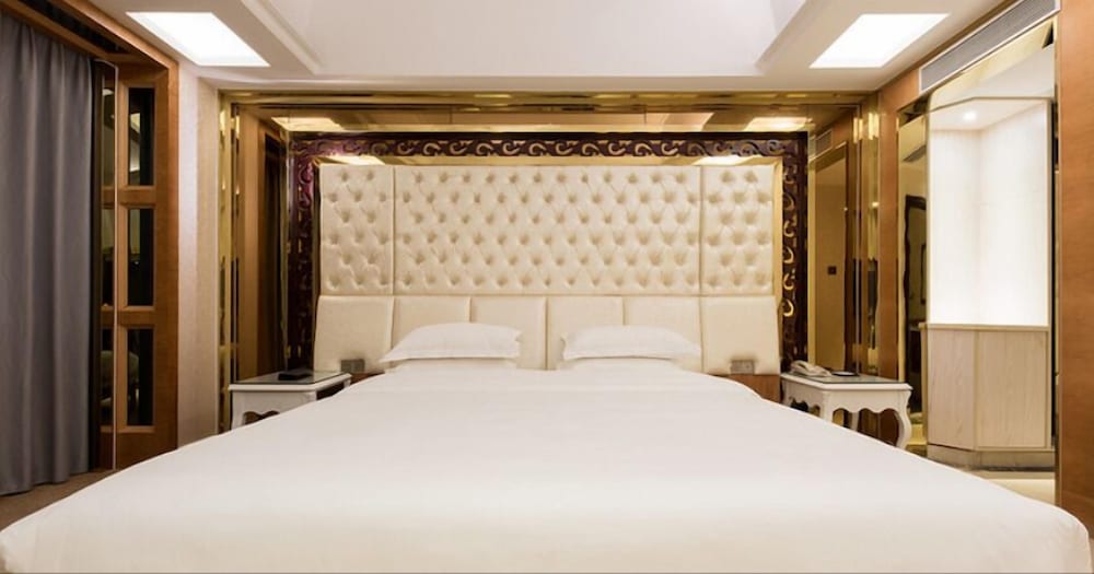 Kelly Wah International Hotel 10/31