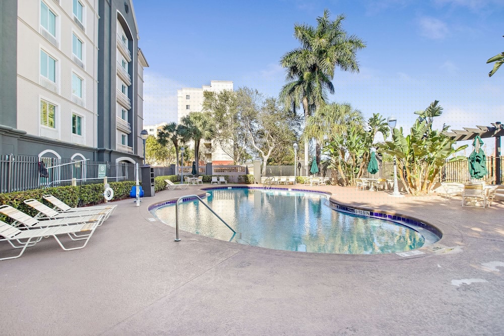 La Quinta Inn & Suites by Wyndham Ft. Lauderdale Airport 7/42