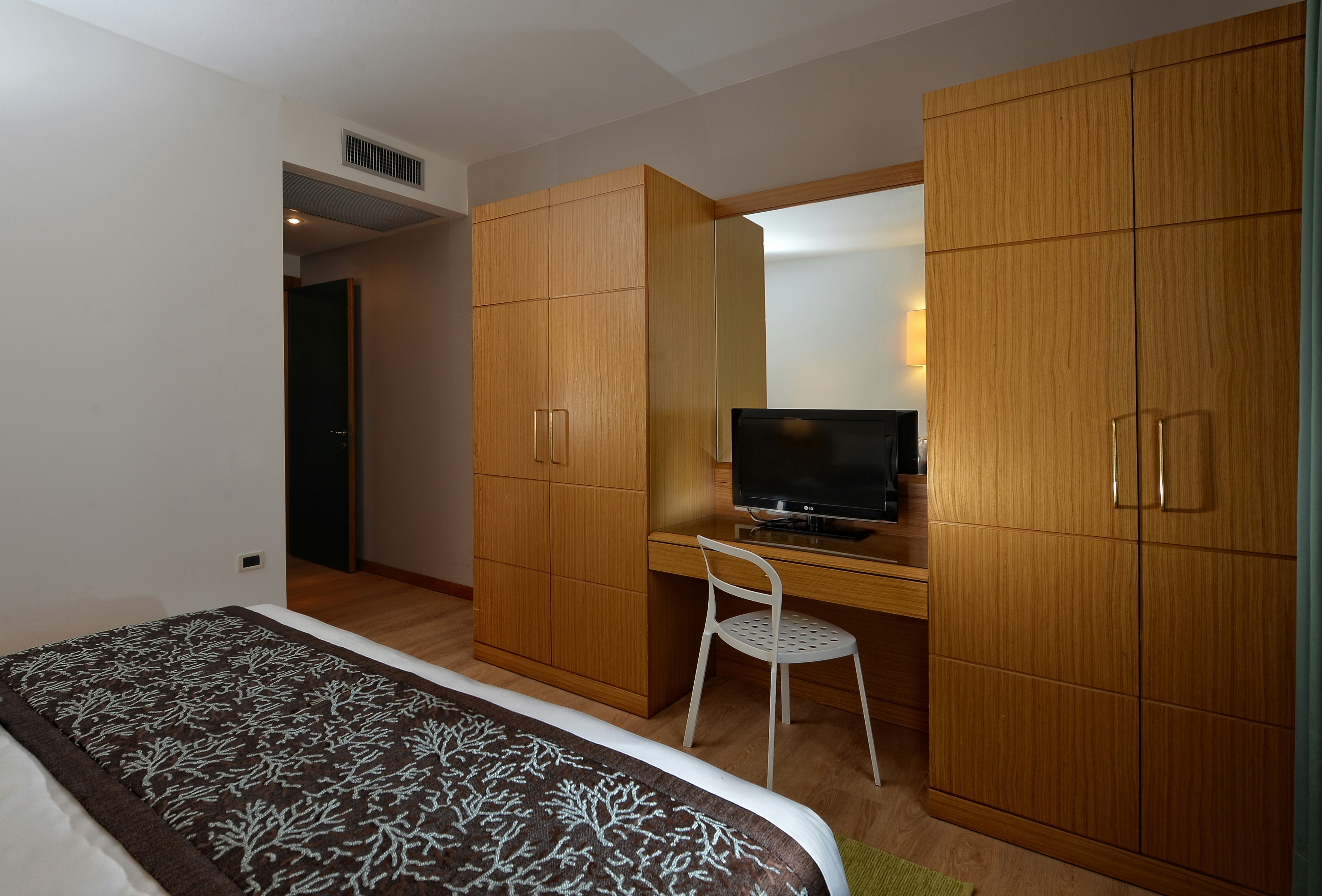 ELITE HOTEL RESIDENCE 61/69