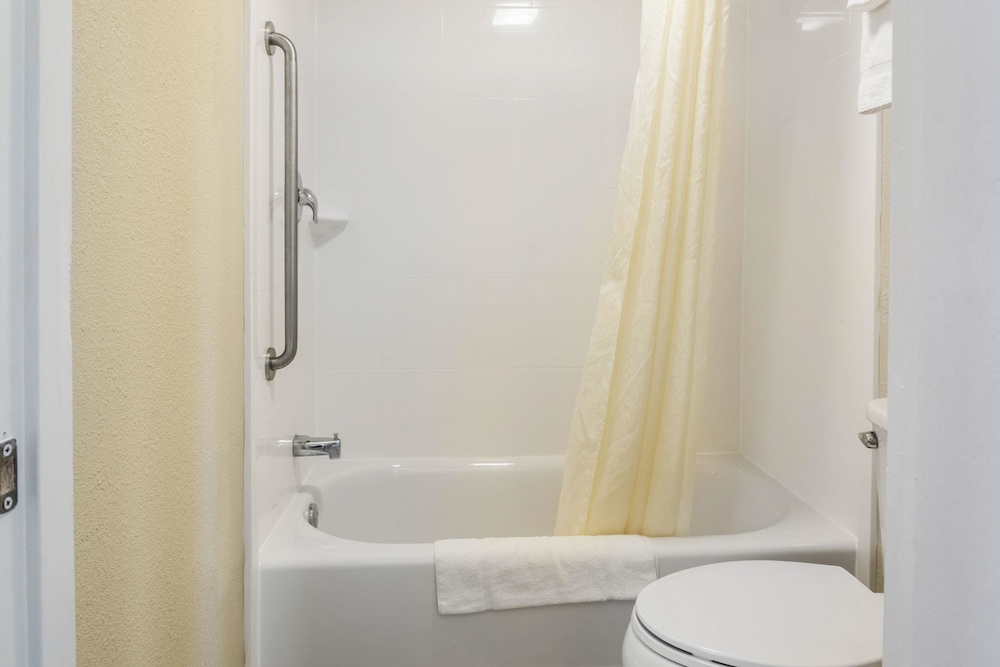 غرفة قياسية بسرير كينج، Econo Lodge Freeport - Brunswick Area 8/10
