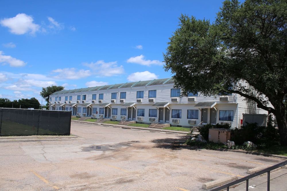 Days Inn by Wyndham Waco University Area 35/37