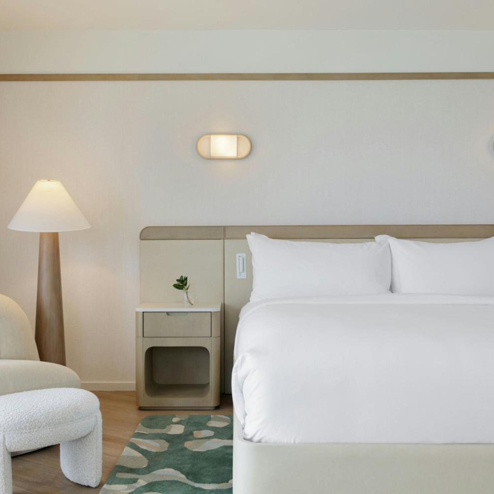 Guest Room, Deluxe, King Bed, Sofa, Balcony, Accessible