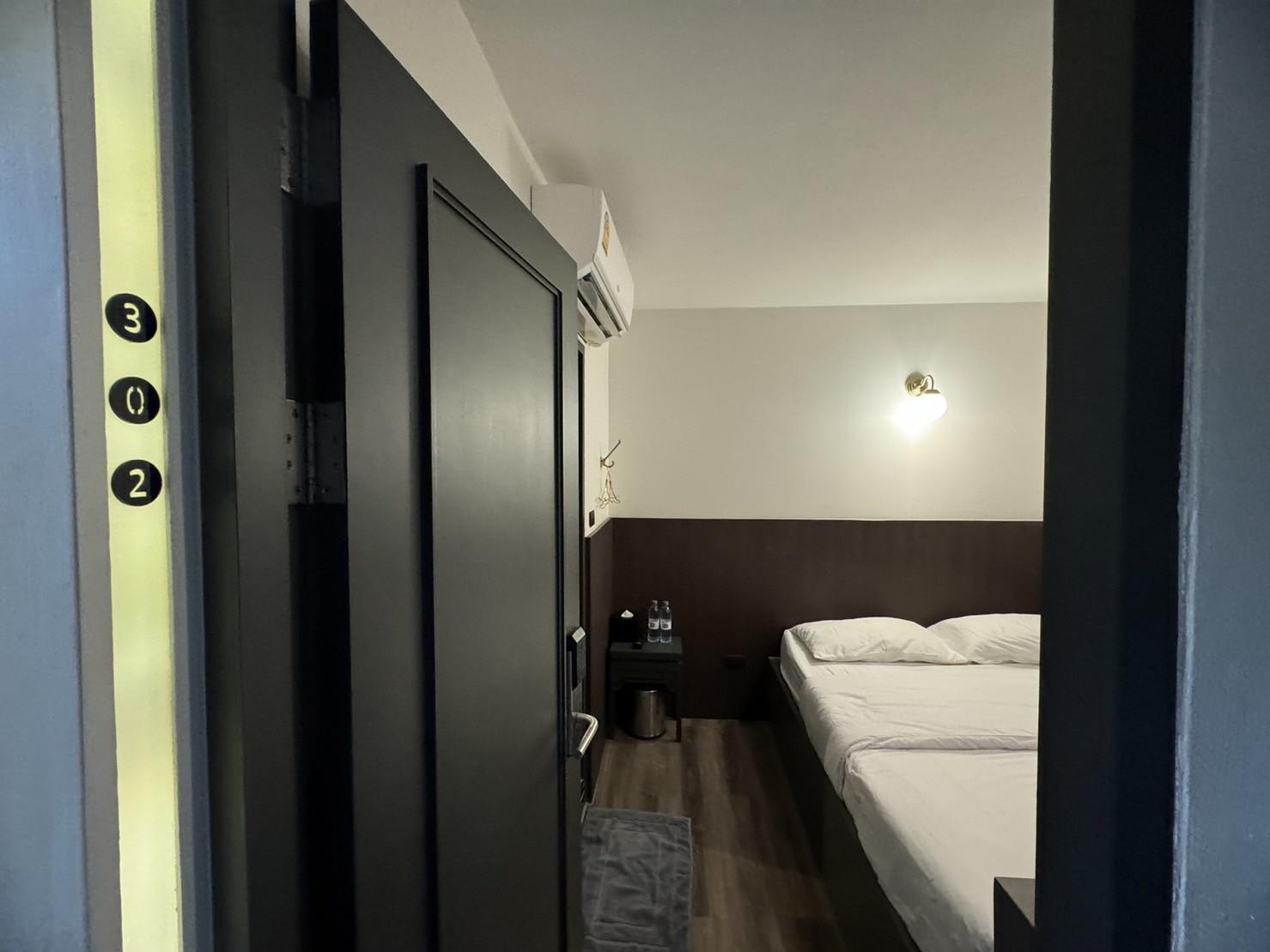 Room, Queen Bed, No Window