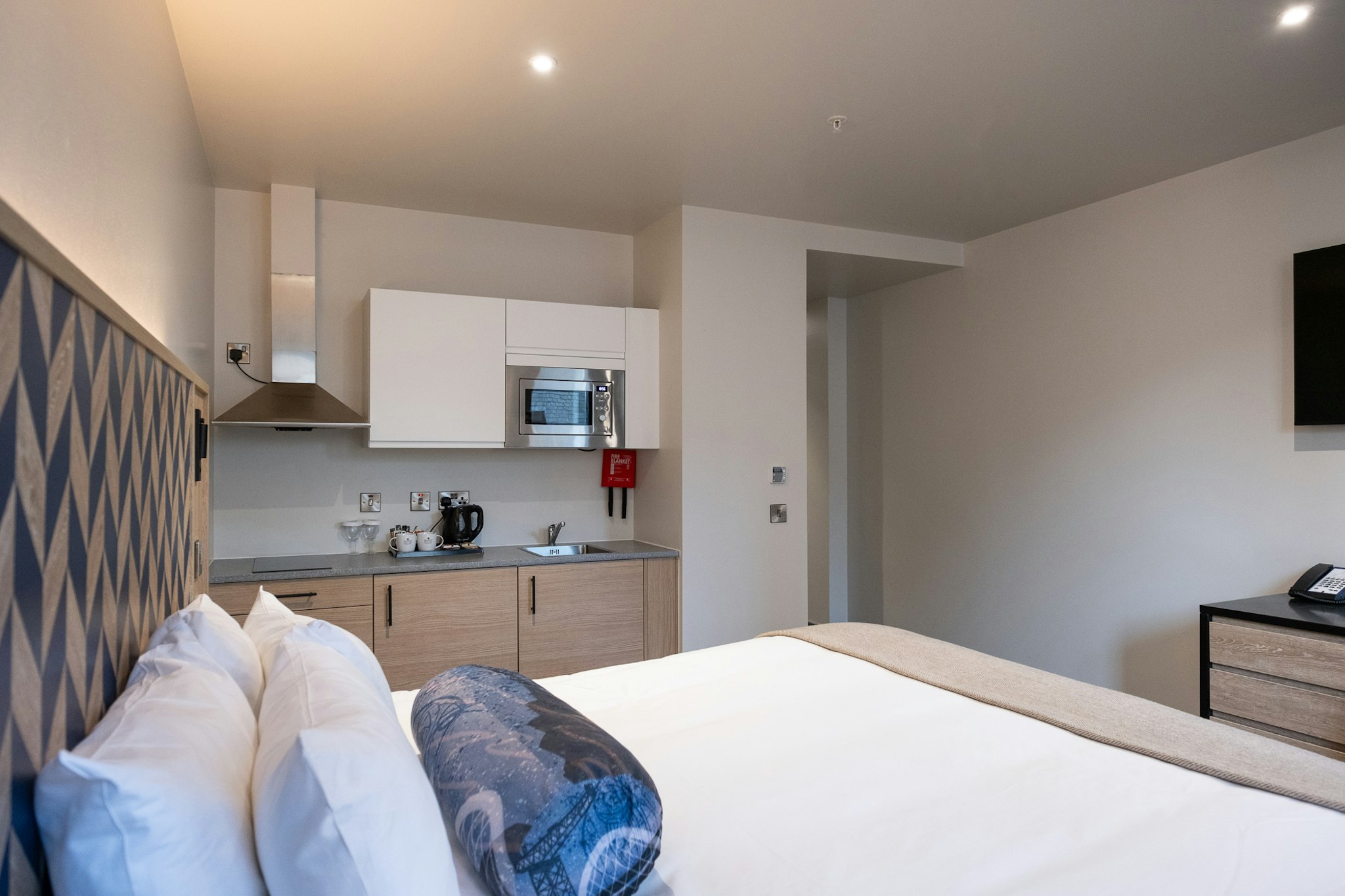 STUDIO, KING BED, KITCHENETTE