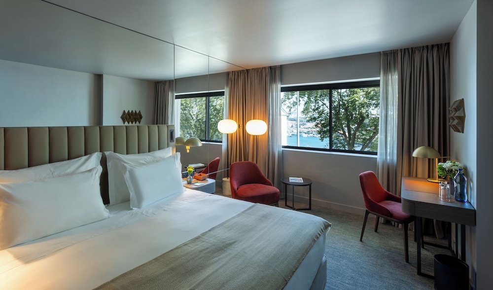 Superior, Queen Bed, Riverside