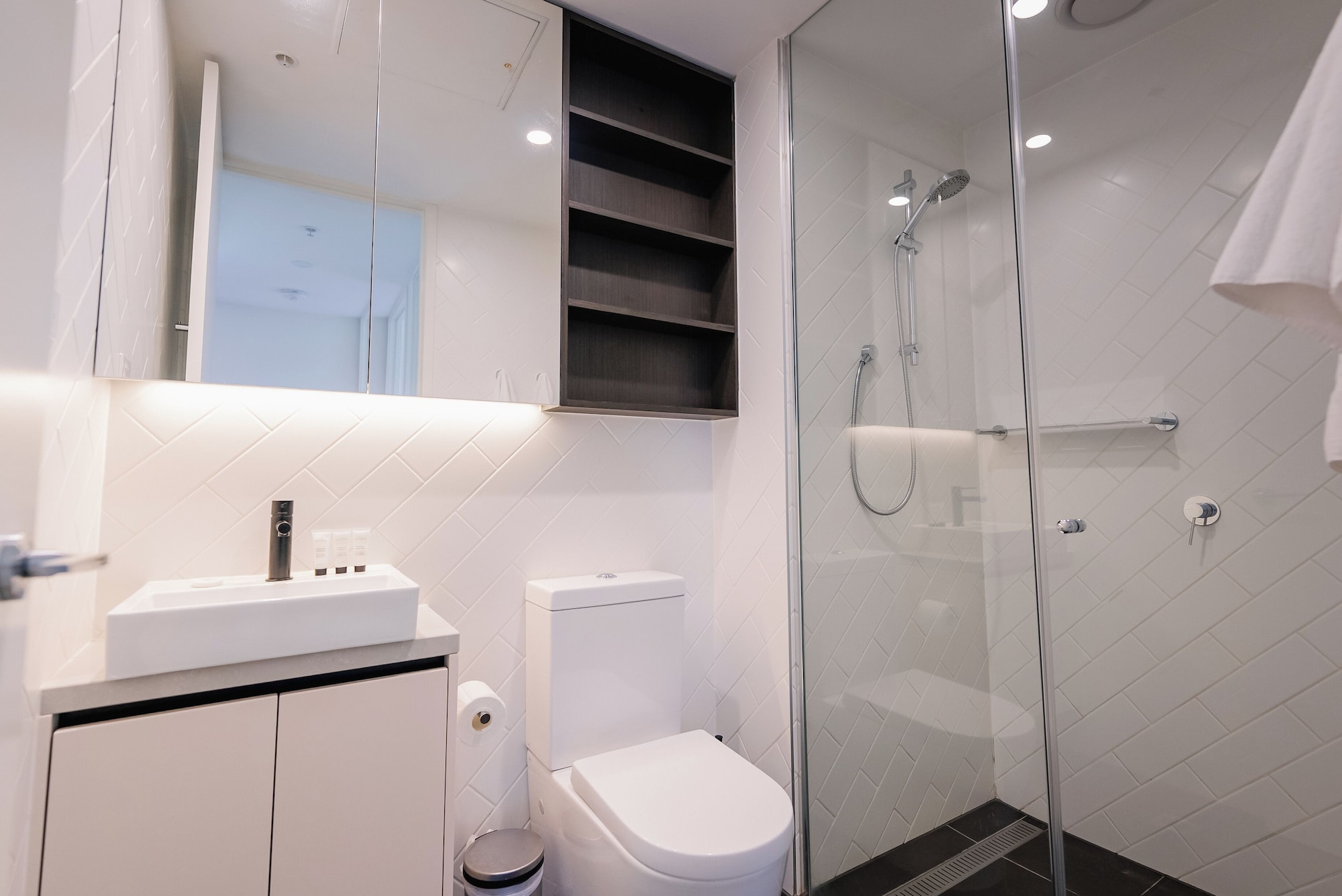 2 Bedrooms, Sub Penthouse, 2 Queen Beds, Melbourne City Apartments - Teri 5/6