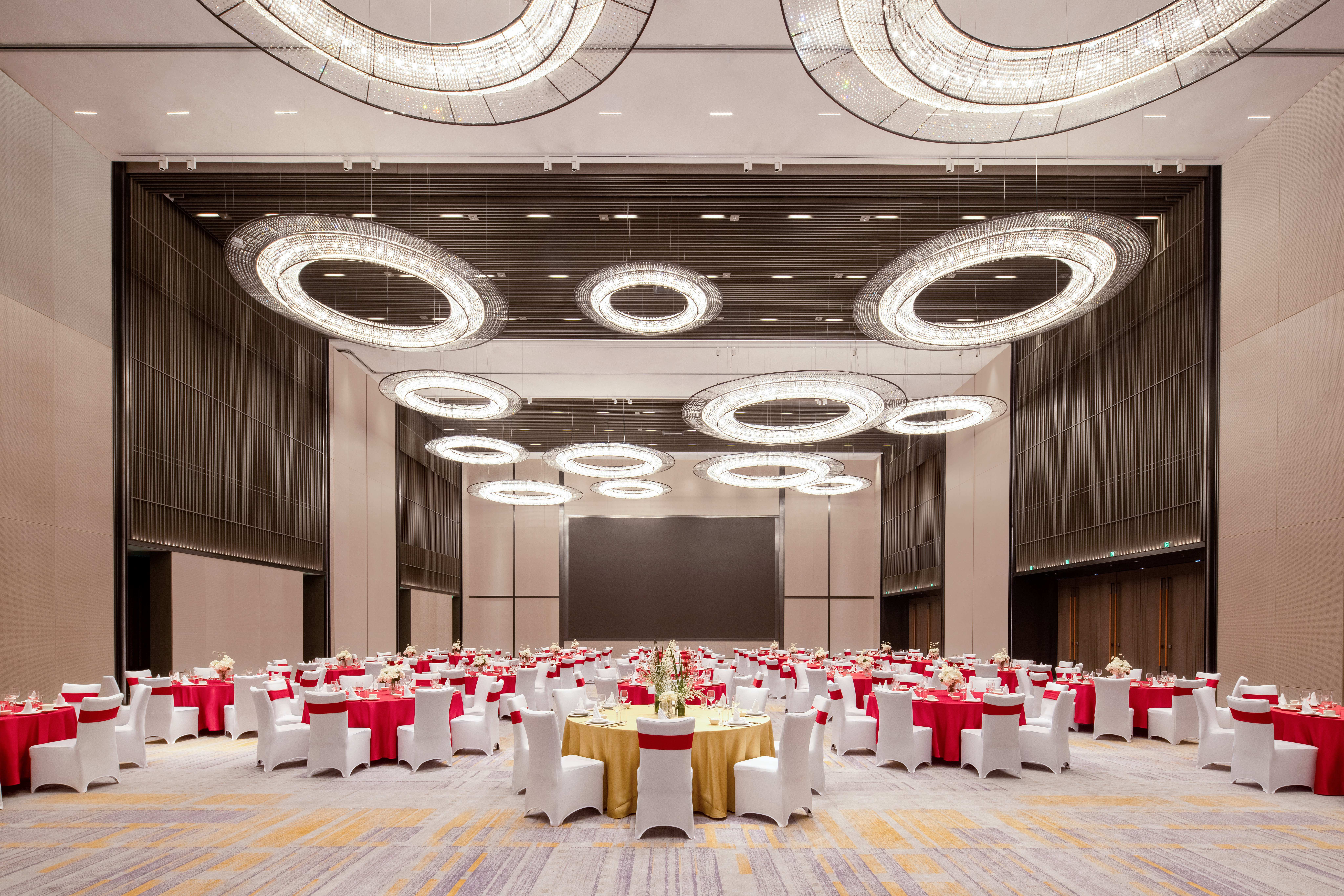 Crowne Plaza Qingdao Jinshui 72/84