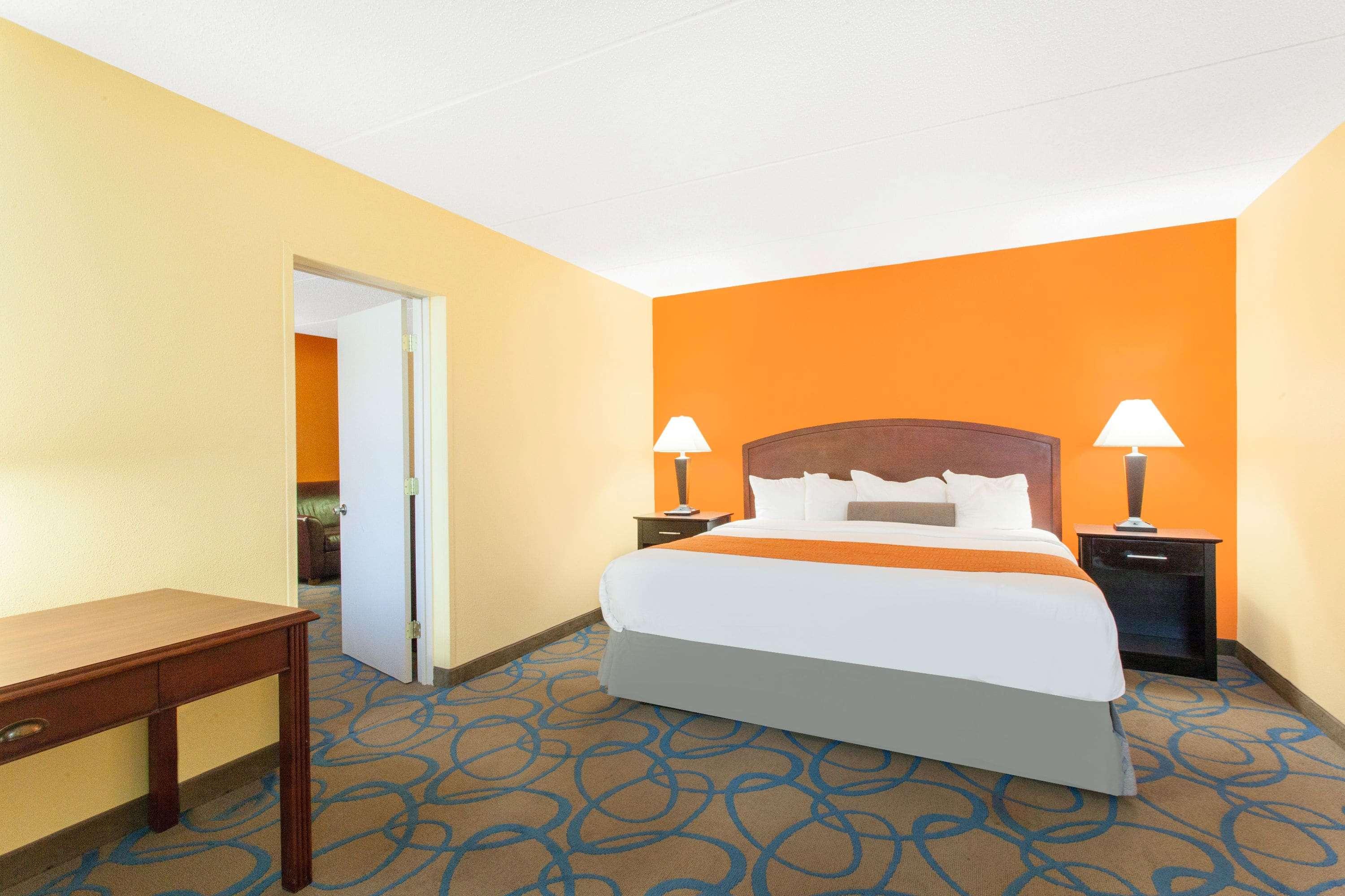 Howard Johnson By Wyndham Suffern 4/13