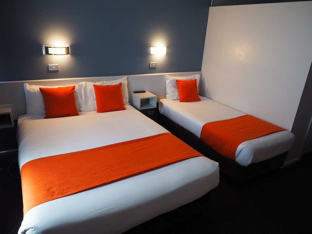 DELUXE, DOUBLE OR TWIN BED