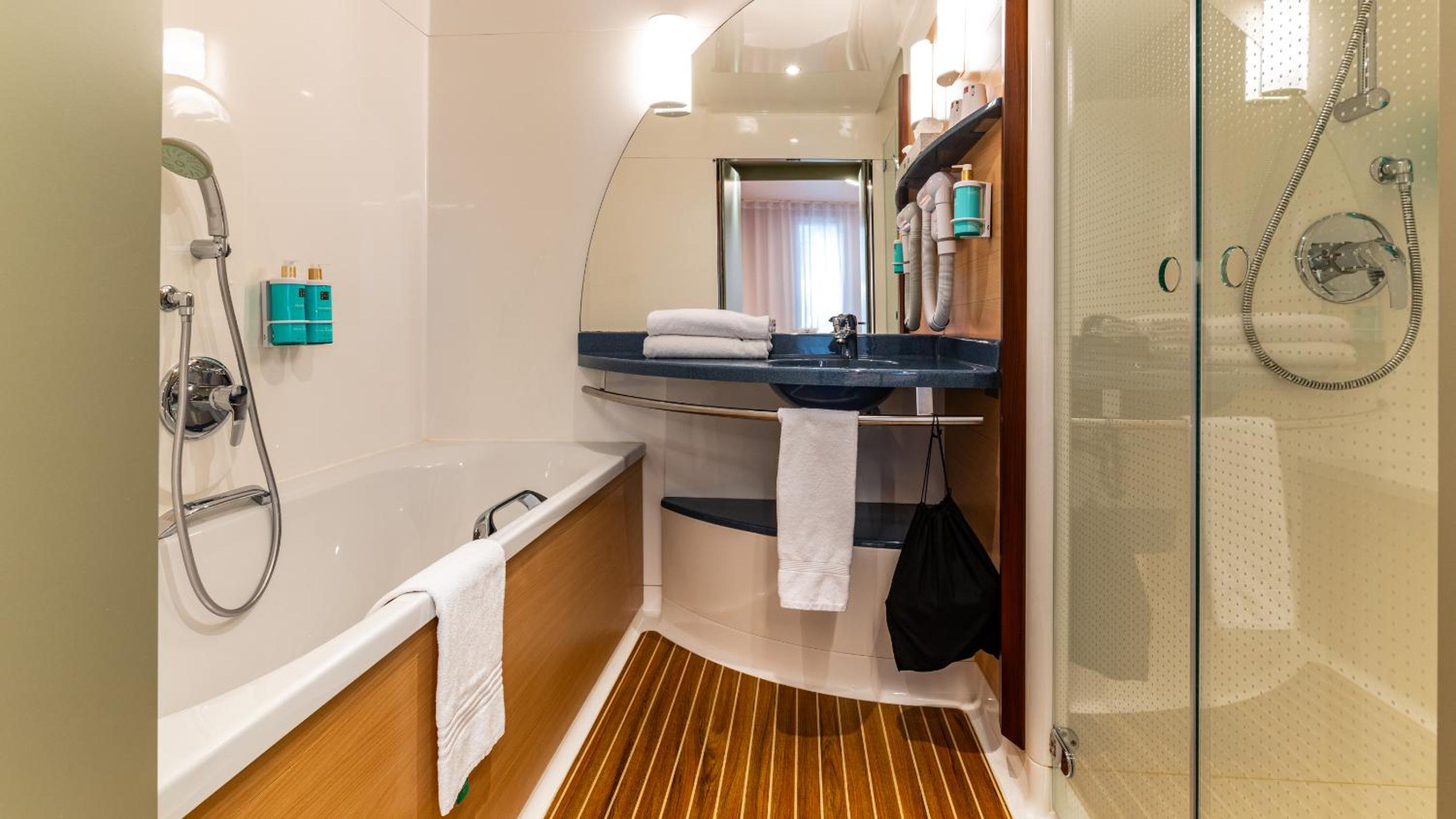 جناح سوبيريور بسرير كينج وسرير كينج وسريرين منفصلين مع أريكة، Novotel Suites Reims Centre 9/9