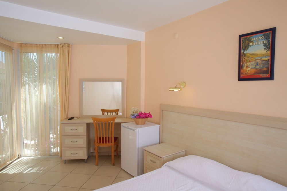 Catamaran Hotel 18/55