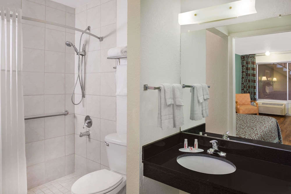 Travelodge by Wyndham Fort Myers North 17/36